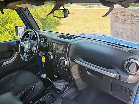 Used 2015 Jeep Wrangler Unlimited Rubicon w/ Max Tow Package AWD/4WD image 29