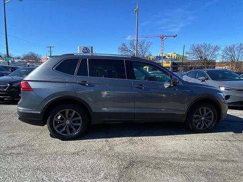 Used 2022 Volkswagen Tiguan SE w/ Panoramic Sunroof Package image 2