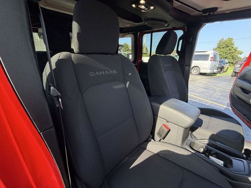Used 2022 Jeep Wrangler Unlimited Sahara AWD/4WD image 46