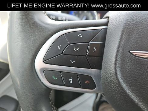 Used 2023 Chrysler Pacifica Touring-L FWD image 16