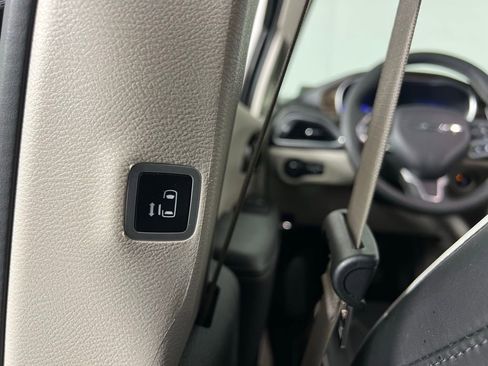 Used 2024 Chrysler Pacifica Limited image 29