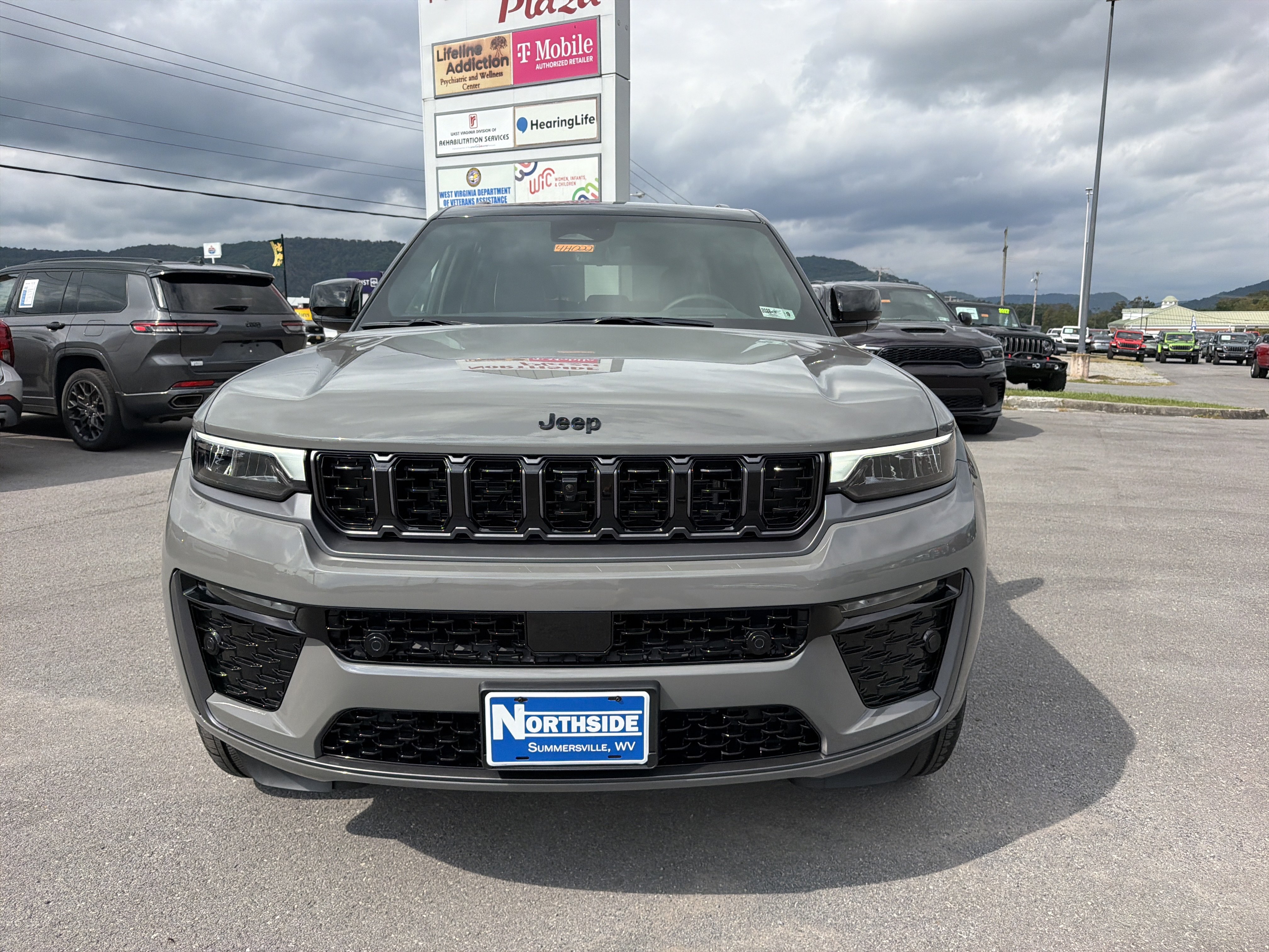 New 2027 Jeep Grand Cherokee Summit AWD/4WD image 2