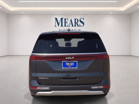 Used 2024 Kia Carnival EX FWD image 4