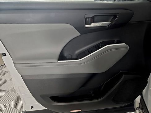 Used 2023 Toyota Highlander XLE image 14