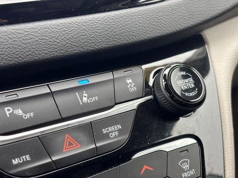 Used 2023 Chrysler Pacifica Touring-L image 20