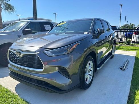 Used 2023 Toyota Highlander L FWD image 3