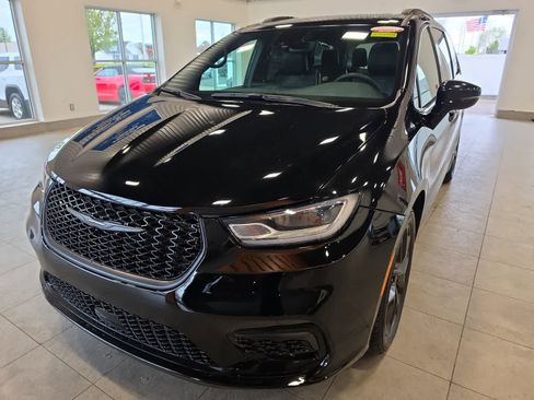 Used 2025 Chrysler Pacifica Limited FWD image 2