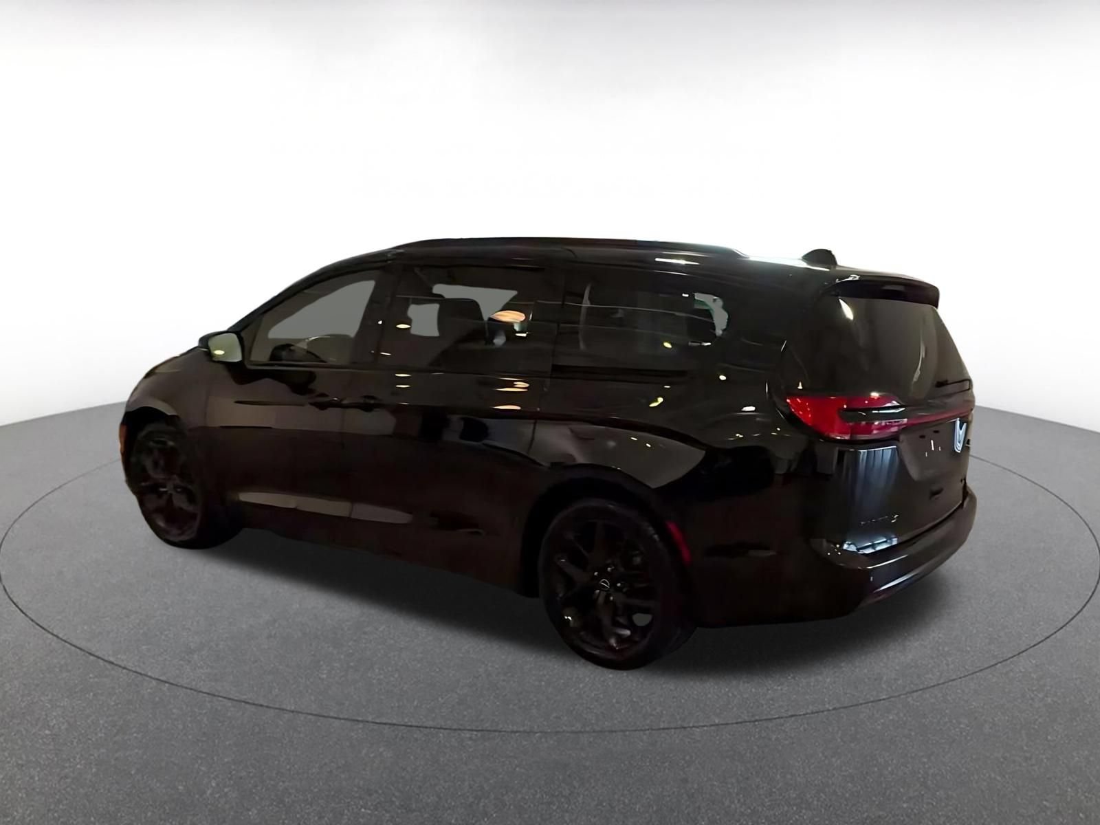 Used 2025 Chrysler Pacifica Limited FWD image 9