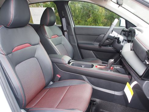 Used 2025 Nissan Kicks SR image 11