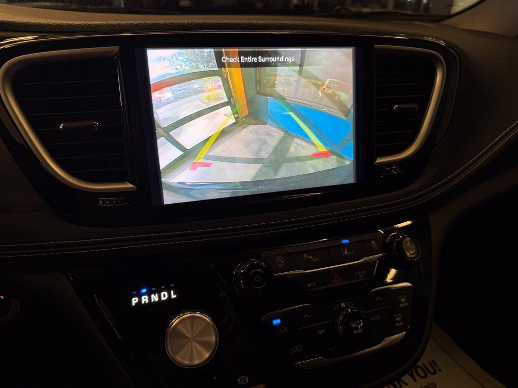Used 2025 Chrysler Pacifica Select FWD image 15