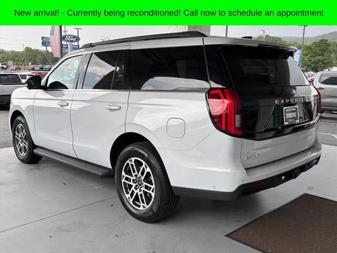 Used 2025 Ford Expedition Active RWD image 2
