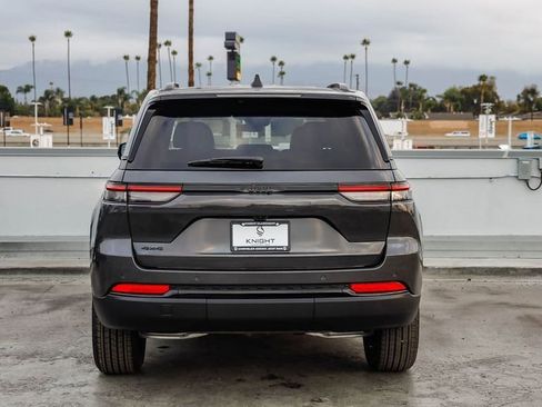 New 2025 Jeep Grand Cherokee Altitude image 8
