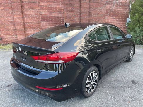 Used 2017 Hyundai Elantra SE FWD image 3