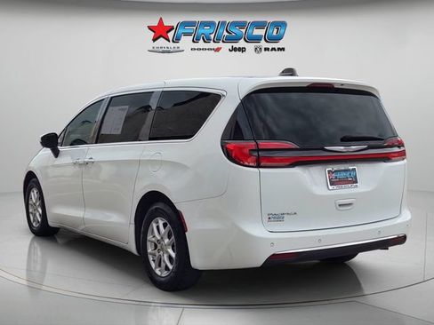 Used 2023 Chrysler Pacifica Touring-L FWD image 5