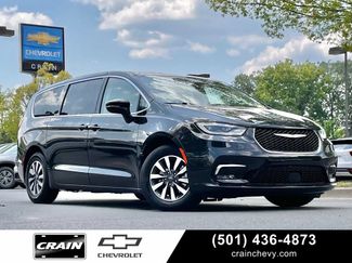 Used 2023 Chrysler Pacifica Touring-L FWD video 1