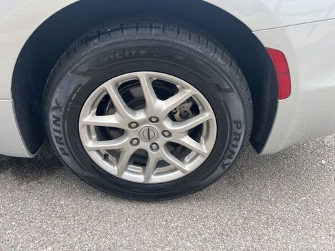 Used 2024 Chrysler Pacifica Touring-L image 11