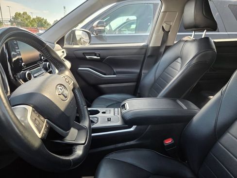 Used 2022 Toyota Highlander XLE FWD image 5