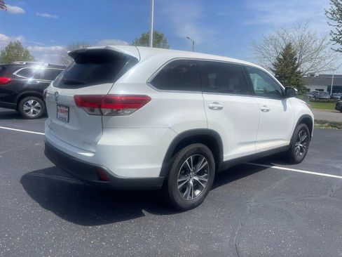 Used 2019 Toyota Highlander LE FWD image 3