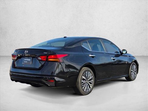 Used 2024 Nissan Altima 2.5 SV image 5