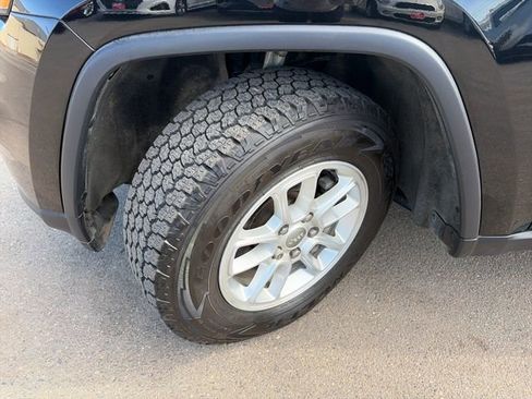 Used 2020 Jeep Grand Cherokee Laredo AWD/4WD image 17