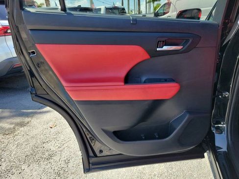 Used 2022 Toyota Highlander XSE image 10