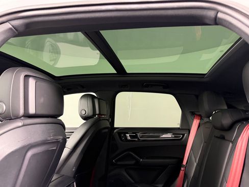Certified 2023 Porsche Cayenne Platinum Edition image 17