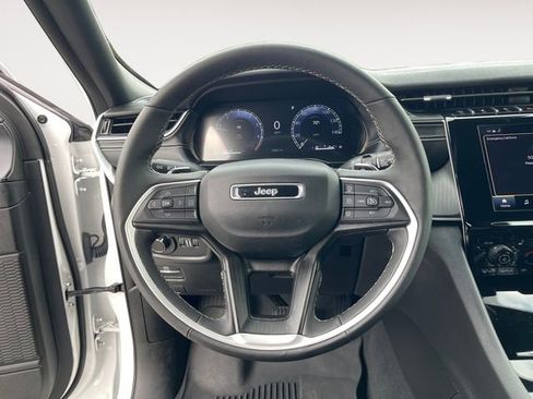 Used 2024 Jeep Grand Cherokee Altitude image 12