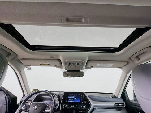 Used 2022 Toyota Highlander XLE AWD/4WD image 15