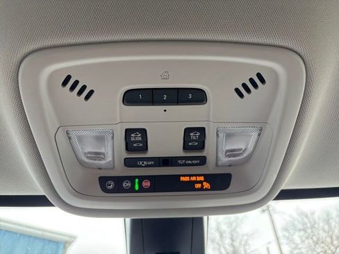 Used 2021 Chevrolet Traverse LT w/ LT Premium Package image 15