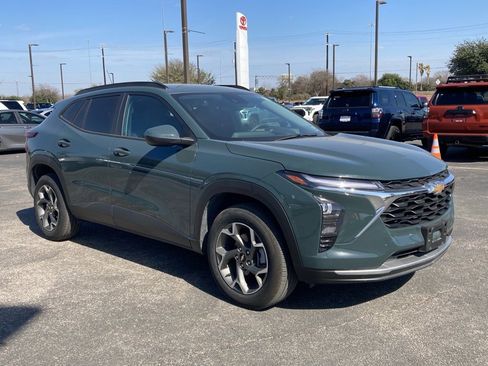 Used 2025 Chevrolet Trax LT image 3