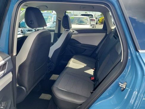 Certified 2025 Volkswagen Taos SE FWD image 12