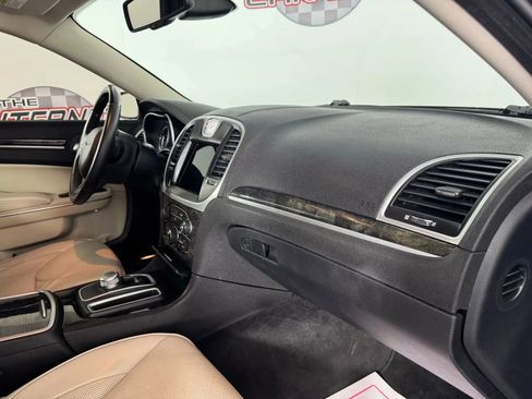 Used 2018 Chrysler 300 Limited AWD/4WD image 12