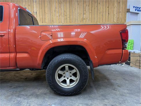 Used 2017 Toyota Tacoma TRD Sport AWD/4WD image 9