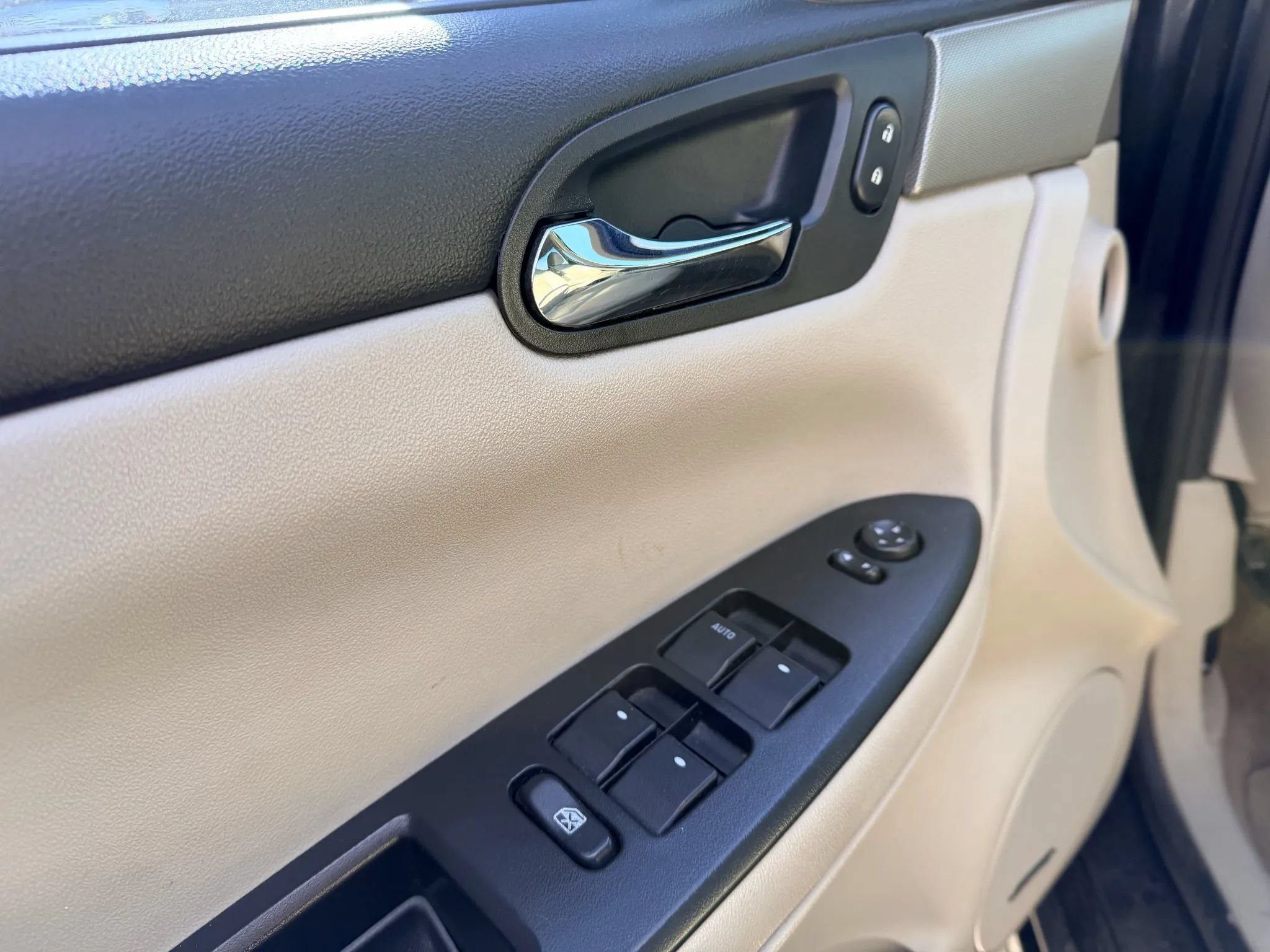 Used 2009 Chevrolet Impala SS w/ Convenience Package FWD image 8