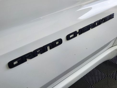 Used 2017 Jeep Grand Cherokee Altitude image 9