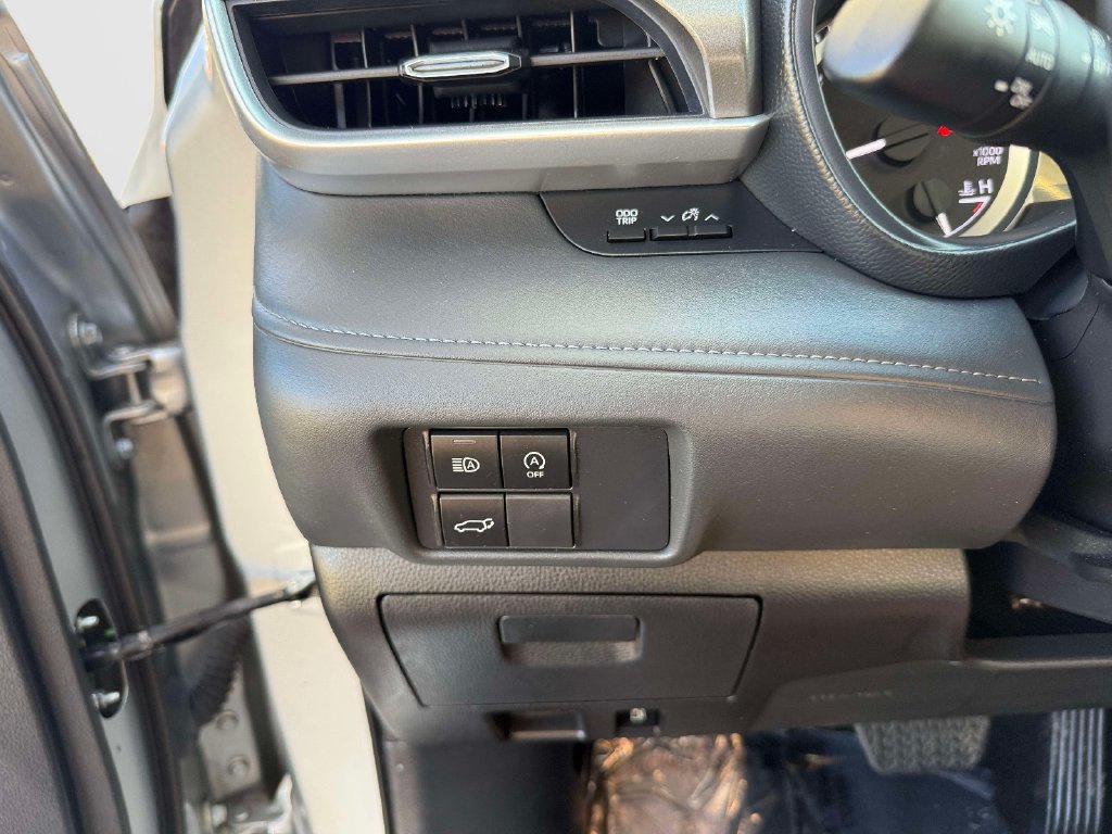 Used 2025 Toyota Highlander LE FWD image 28