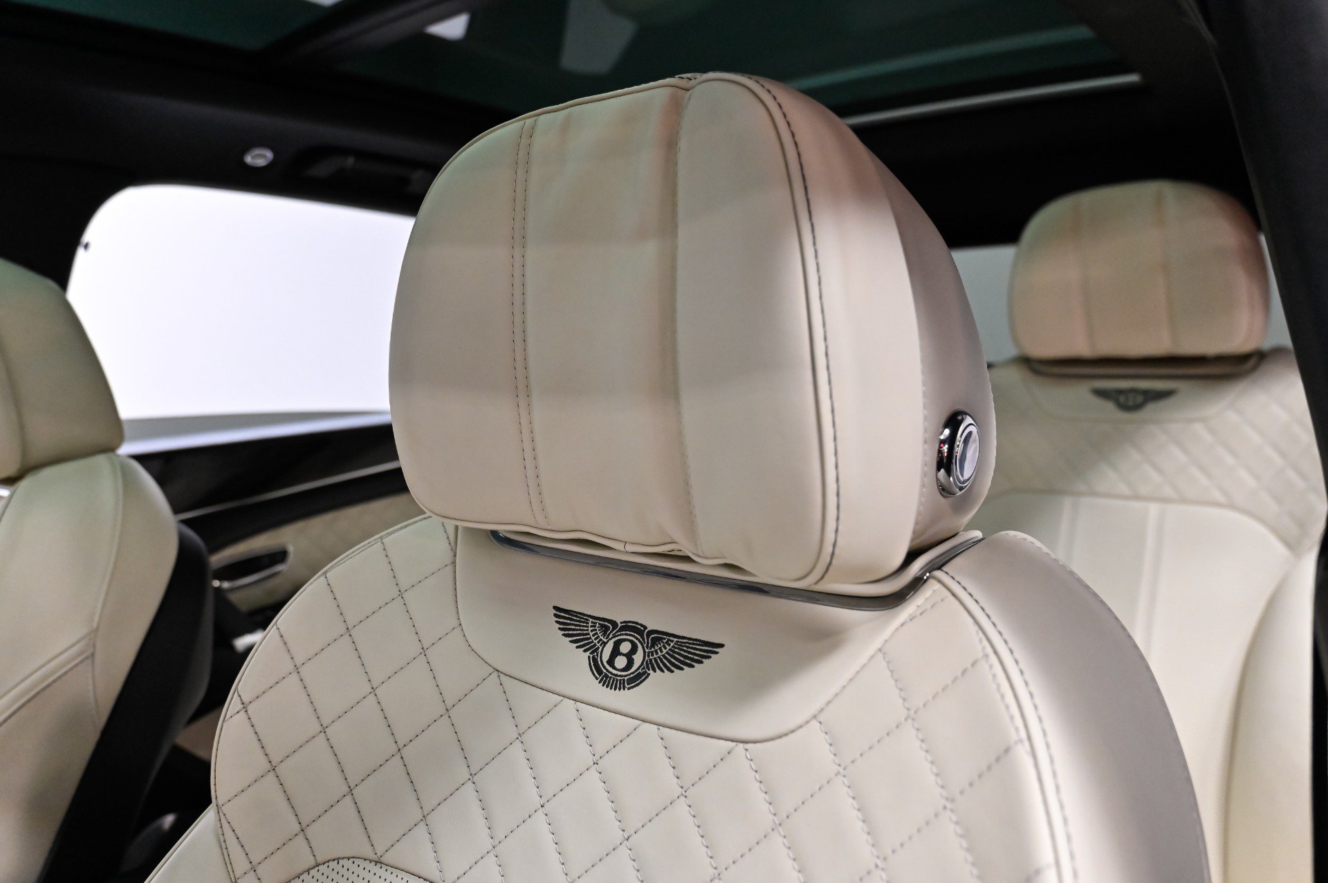 Used 2018 Bentley Bentayga w/ Black Specification AWD/4WD image 13