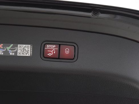 Used 2025 Mercedes-Benz GLC 350e 4MATIC image 31