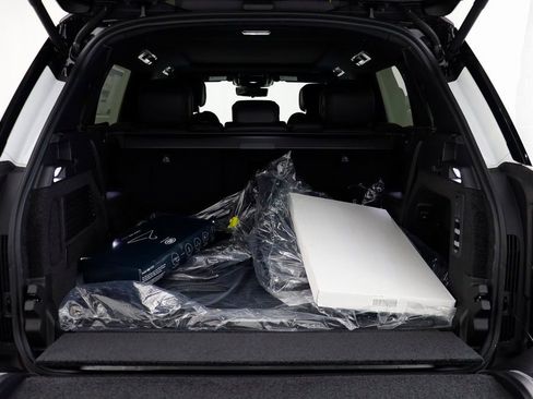 New 2025 Land Rover Range Rover Long Wheelbase SE image 16