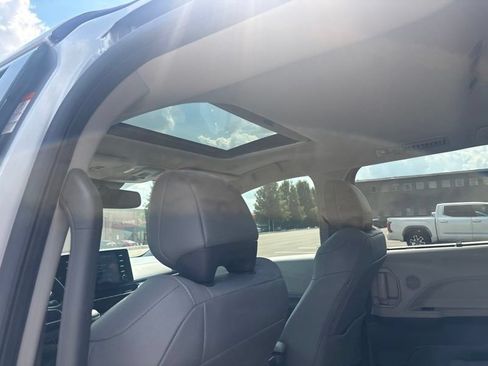 Used 2022 Toyota Sienna XLE FWD image 18