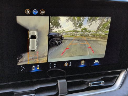 New 2026 Chevrolet Equinox LT w/ Safety and Technology Package FWD image 17