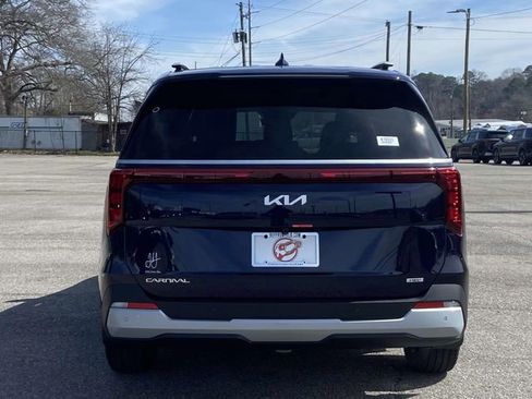 New 2026 Kia Carnival EX FWD image 3