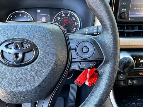 Used 2021 Toyota RAV4 LE image 11