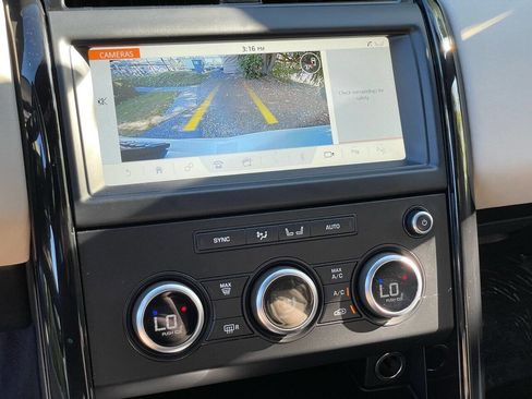 Used 2020 Land Rover Discovery SE image 25