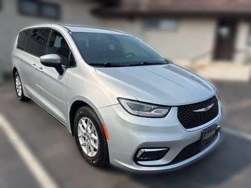 Used 2023 Chrysler Pacifica Touring FWD image 1