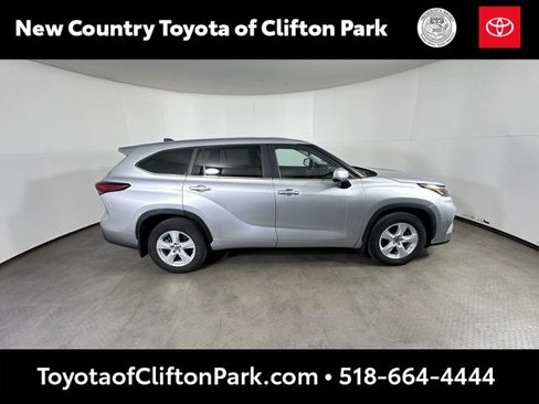 Used 2023 Toyota Highlander LE image 2