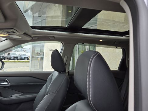 Used 2021 Nissan Rogue SL w/ Premium Package image 8