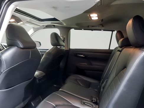 Used 2023 Toyota Highlander XLE AWD/4WD image 12