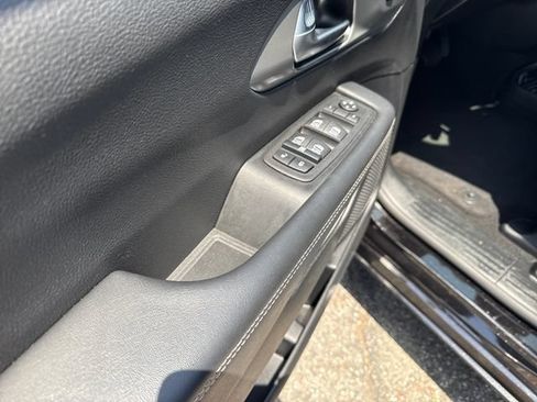 Used 2025 Chrysler Pacifica Select FWD image 11