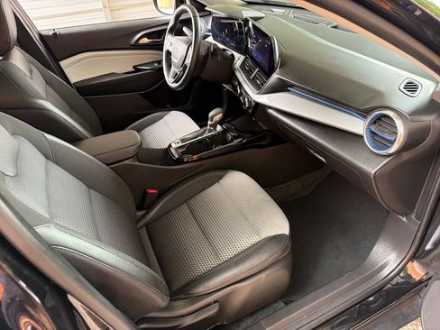 Used 2025 Chevrolet Trax LT w/ LT Convenience Package FWD image 27